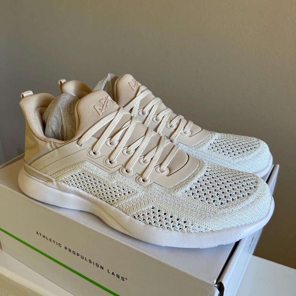 NEW APL Women’s Techloom Tracer Beach/Metallic Pearl/White Size 7.5